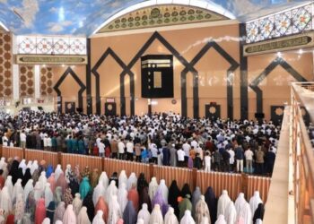 Ribuan masyarakat khusuk menjalankan Salat Idul Adha di Masjid Agung Al-Muhsinin Kota Solok.(Prokomp)