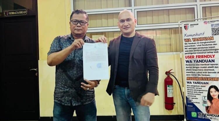 Kadis Pariwisata Kabupaten Solok, Armen bersama kuasa hukum pemkab Solok, Suharizal saat menunjukkan dokumen laporan polisi atas dugaan penyerobotan tanah Pemda oleh masyarakat di Nagari Alahan Panjang.(Ist)