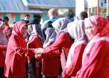 Ketua TP PKK Kota Solok, Ny. Zulmiyetti Zul Elfian bersama wakil ketua, Ny. Donna Ramadhani melepas keberangkatan kontingen PKK Kota Solok menuju jambore provinsi di Bukittinggi.(Prokomp)