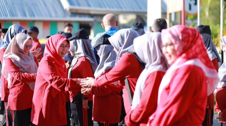 Ketua TP PKK Kota Solok, Ny. Zulmiyetti Zul Elfian bersama wakil ketua, Ny. Donna Ramadhani melepas keberangkatan kontingen PKK Kota Solok menuju jambore provinsi di Bukittinggi.(Prokomp)