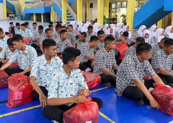 Pembagian pakaian dan kelengkapan latihan bagi calon Paskibraka Kota Solok tahun 2023 di GOR Alimin Sinapa.(IPS/Ist)