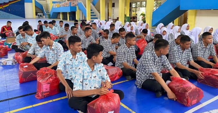 Pembagian pakaian dan kelengkapan latihan bagi calon Paskibraka Kota Solok tahun 2023 di GOR Alimin Sinapa.(IPS/Ist)