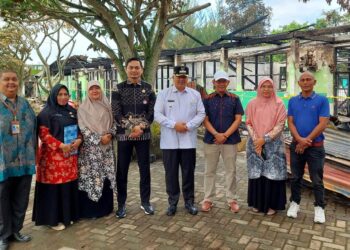 Wako Solok, H. Zul Elfian Umar bersama alumni SMAN 2, H. Nofi Candra saat meninjau kondisi SMA 2 Kota Solok pasca kebakaran.(Prokomp)