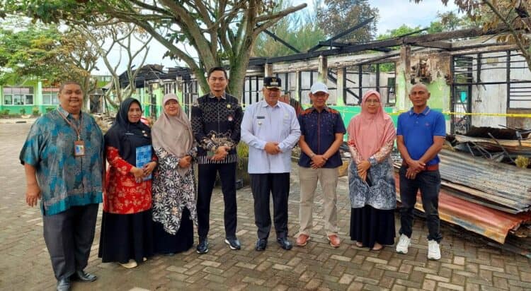 Wako Solok, H. Zul Elfian Umar bersama alumni SMAN 2, H. Nofi Candra saat meninjau kondisi SMA 2 Kota Solok pasca kebakaran.(Prokomp)