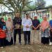 Wako Solok, H. Zul Elfian Umar bersama alumni SMAN 2, H. Nofi Candra saat meninjau kondisi SMA 2 Kota Solok pasca kebakaran.(Prokomp)