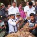 Mentan Syahrul Yasin Limpo bersama Bupati Solok, H. Epyardi Asda saat meninjau produksi bawang di daerah Sungai Nanam.(Ist)