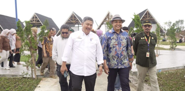 Bupati Solok, H. Epyardi Asda saat menerima kunjungan Bupati Pidie Aceh, Wahyudi Adisiswanto bersama rombongan dari Kementan RI di Chambai Hills.(Ist)