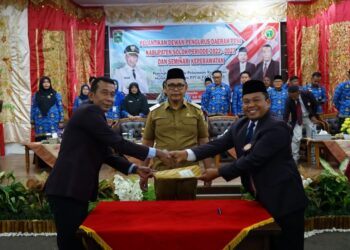 Disaksikan Bupati Solok, H. Epyardi Asda, Kadis Kesehatan Kabupaten Solok, Zulhendri (kanan) resmi dikukuhkan sebagai ketua DPD PPNI Kabupaten Solok periode 2022-2027.(Ist)