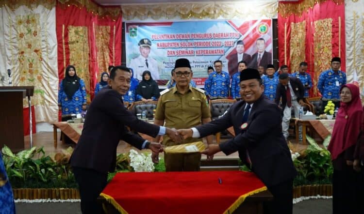 Disaksikan Bupati Solok, H. Epyardi Asda, Kadis Kesehatan Kabupaten Solok, Zulhendri (kanan) resmi dikukuhkan sebagai ketua DPD PPNI Kabupaten Solok periode 2022-2027.(Ist)