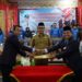 Disaksikan Bupati Solok, H. Epyardi Asda, Kadis Kesehatan Kabupaten Solok, Zulhendri (kanan) resmi dikukuhkan sebagai ketua DPD PPNI Kabupaten Solok periode 2022-2027.(Ist)