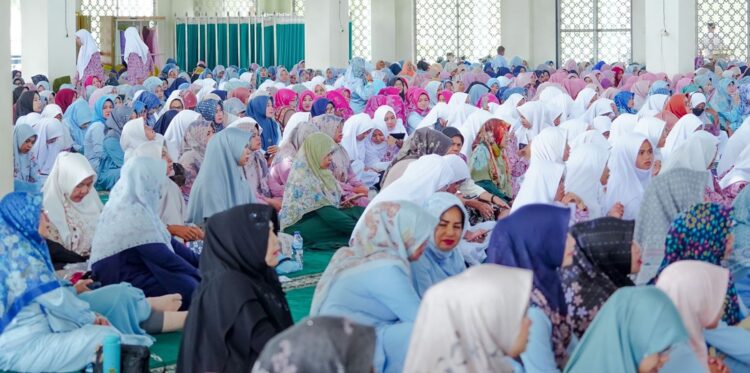 Jemaah ibu-ibu dan pelajar saaat mengikuti tablig akbar di Masjid Agung Darussalam yang digelar Pemkab. Solok.(Ist)