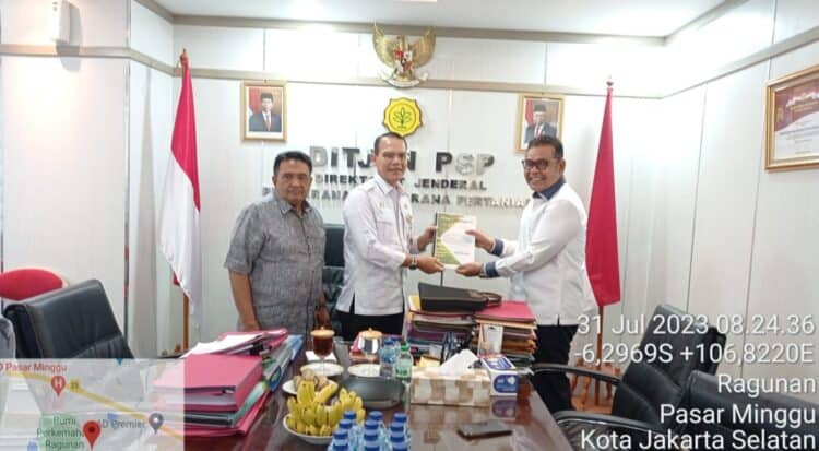 Bupati Solok, H. Epyardi Asda menyerahkan usulan bantuan pembangunan sarana prasarana pertanian ke Kementan RI.(Ist)