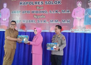 Bupati Solok, Epyardi Asda menyerahkan kenang-kenangan kepada AKBP Apri Wibowo dan istri.(Ist)