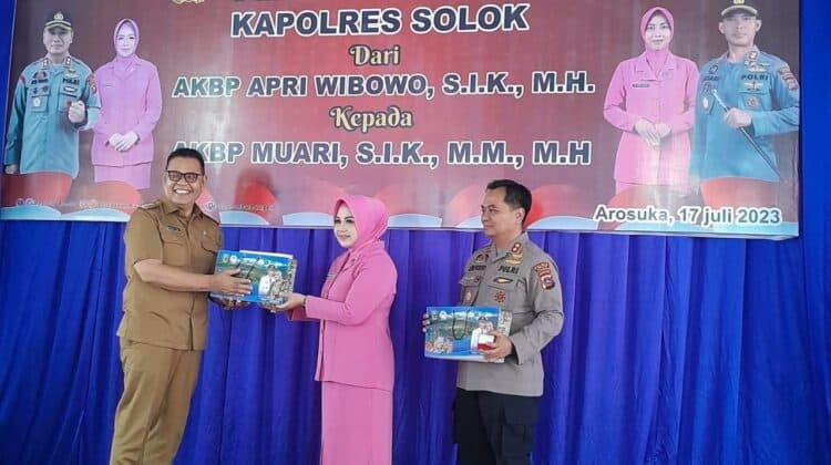 Bupati Solok, Epyardi Asda menyerahkan kenang-kenangan kepada AKBP Apri Wibowo dan istri.(Ist)