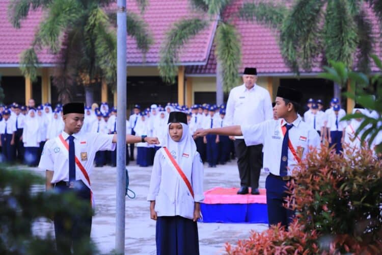 Wali Kota Solok, H. ZUl Elfian saat menjadi inspektur upacara di SMP N 3 Kota Solok.(Prokomp)