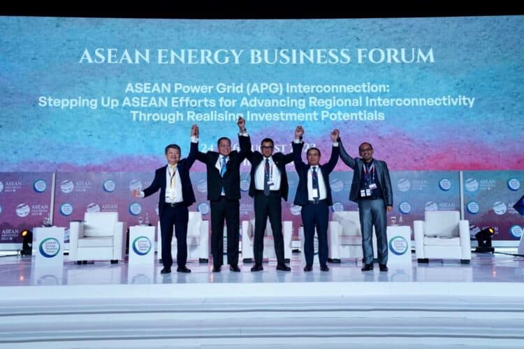 Perusahaan-perusahaan listrik di Asia Tenggara siap berkolaborasi mewujudkan interkoneksi ASEAN Power Grid. Kiri ke kanan: Prasertsak Cherngchawano (Deputy Governor-Strategy of EGAT, Thailand), Dato' Indera Ir. Baharin (President and Chief Executive Officer of Tenaga Nasional Berhad, Malaysia), Darmawan Prasodjo (Direktur Utama PLN, Indonesia), Chanthaboun Soukaloune (Managing Director of Electricite du Laos, Laos), Beni Suryadi (Manager of Power Fossil Fuel Storage and Alternative Fuel ASEAN Center for Energy).