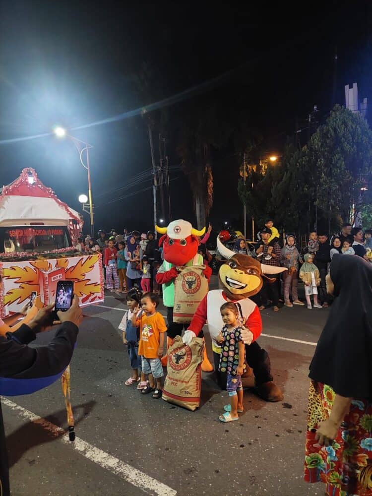 Dua Maskot Kerbau dari PT Semen Padang Jadi ‘Kawan Bermain’ Anak-anak di Merah Putih Night Carnival 2023