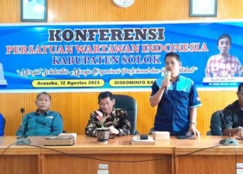 Mewakili Bupati, Asisten III Pemkab Solok, Editiawarman menyampaikan sambutan dalam pembukaan konferensi ke-III PWI Kabupaten Solok.(Ist)