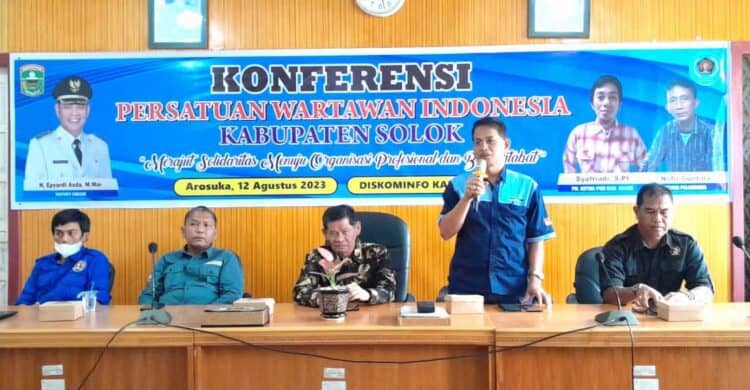 Mewakili Bupati, Asisten III Pemkab Solok, Editiawarman menyampaikan sambutan dalam pembukaan konferensi ke-III PWI Kabupaten Solok.(Ist)