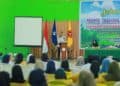 Wakil Wali Kota Solok, Dr. Ramadhani Kirana Putra yang juga alumni UMMY Solok saat berbagi dengan mahasiswa yang akan melaksanakan KKN.(Prokomp)