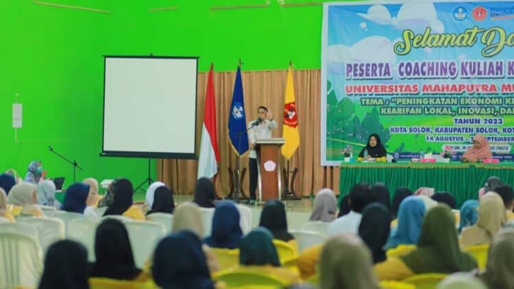 Wakil Wali Kota Solok, Dr. Ramadhani Kirana Putra yang juga alumni UMMY Solok saat berbagi dengan mahasiswa yang akan melaksanakan KKN.(Prokomp)