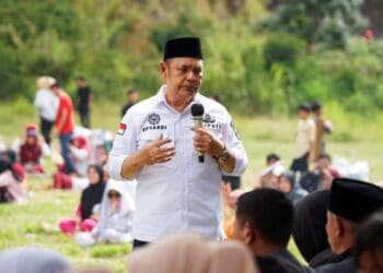 Bupati Epyardi Asda saat mendengar usulan masyarakat Nagari Batu Bajanjang, Kecamatan Lembang Jaya.(Ist)