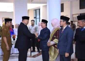 Wako Solok, H. Zul ELfian dan Wawako Ramadhani Kirana Putra menyampaikan selamat terhadap para pejabat yang dilantik.(Prokomp)