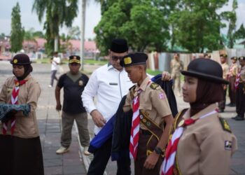 Bupati Solok, H. Epyardi Asda melepas kontingen pramuka Kabupaten Solok menuju Raimuna Nasional ke-12 di Cibubur.(Ist)