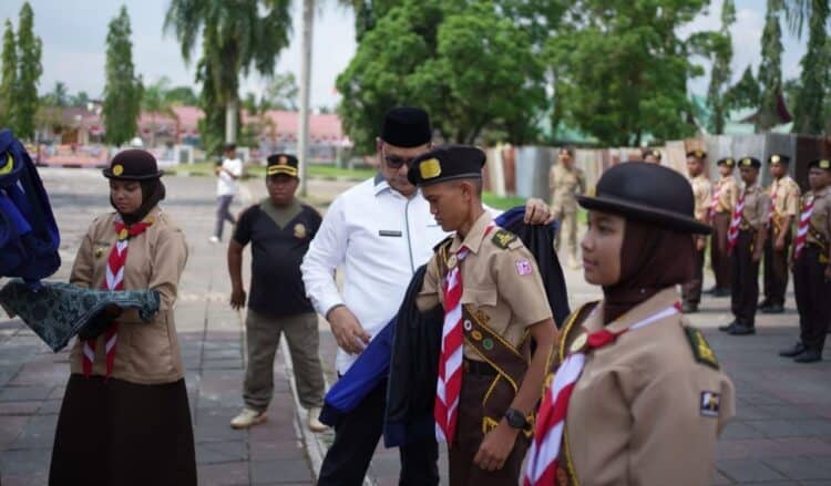 Bupati Solok, H. Epyardi Asda melepas kontingen pramuka Kabupaten Solok menuju Raimuna Nasional ke-12 di Cibubur.(Ist)