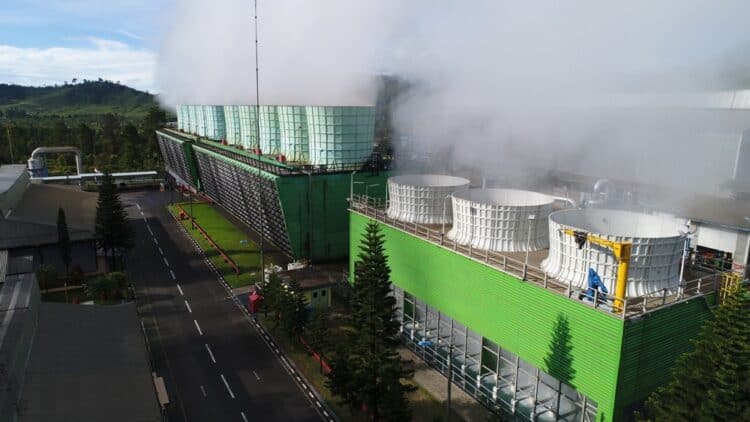 Pembangkit Listrik Tenaga Panas Bumi (PLTP) Kamojang milik PLN dengan kapasitas 140 MW yang berlokasi di  Kabupaten Bandung, Jawa Barat. PLTP Kamojang merupakan PLTP Pertama di Indonesia yang masih andal dalam memasok energi listrik tanah air.