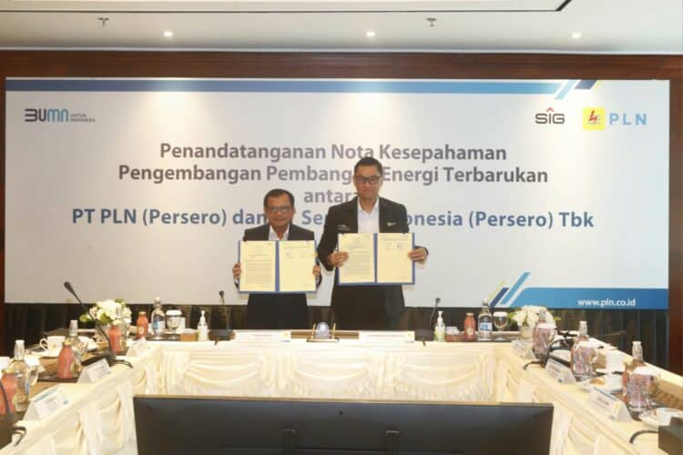 Direktur Utama PT PLN (Persero), Darmawan Prasodjo (kanan) dan Direktur Utama PT Semen Indonesia (Persero) Tbk (SIG), Donny Arsal (kiri) menunjukkan nota kesepahaman pengembangan energi terbarukan yang telah ditandatangani di Jakarta pada Senin (18/9).