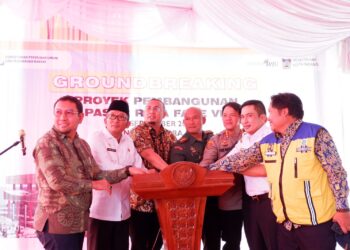 Anggota DPR RI dari Fraksi Partai Gerindra, Andre Rosiade didampingi Wali Kota Padang, Hendri Septa dan lainnya saat ground breaking Pasar Raya Fase VII.