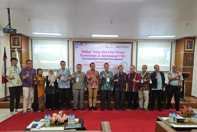 Teks foto:
Divisi Gastroenterohepatologi RSUP dr. M. Djamil bersama para panitia dan narasumber iven KONAS & PIN PPHI-PGI-PEGI 2023 berfoto bersama usai konfrensi pers, Rabu (27/9) di RS Universitas Andalas. IST