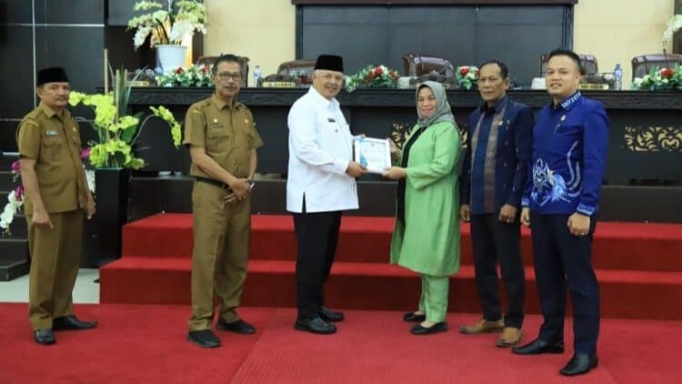 Wali Kota Solok, H. Zul Elfian Umar menyerahkan nota rancangan perubahan APBD tahun 2023 kepada pimpinan DPRD Kota Solok.(Ist)