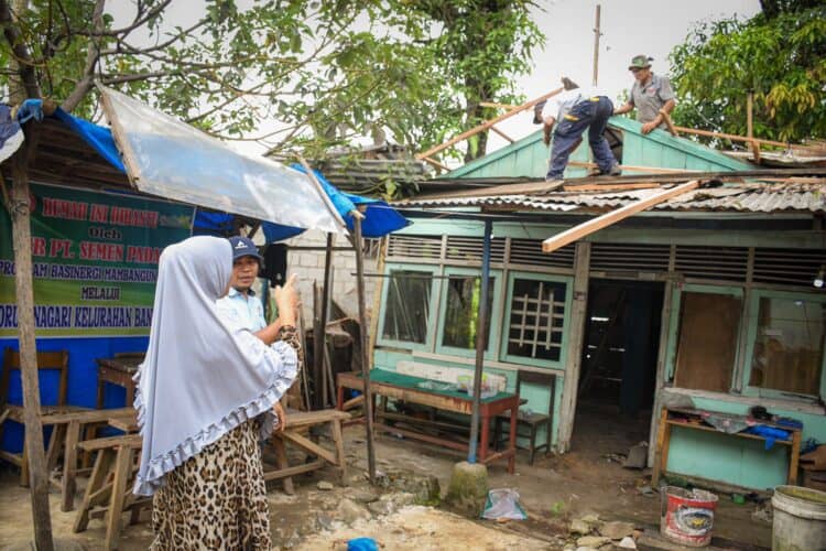 Rumah Dibedah Semen Padang, Marlis Berurai Air Mata