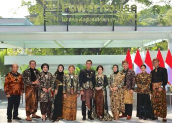 Jajaran Direksi PLN turut memeriahkan acara Istana Berbatik di Istana Negara, Jakarta, Minggu (1/10). (Kiri ke kanan: Direktur Manajemen Risiko PLN Suroso Isnandar, Direktur Manajemen Proyek dan Energi Baru Terbarukan Wiluyo Kusdwiharto, Firdausi Wiluyo Kusdwiharto, Lely Adi Priyanto, Direktur Distribusi PLN Adi Priyanto, Direktur Utama PLN Darmawan Prasodjo, Diny Darmawan Prasodjo, Direktur Keuangan PLN Sinthya Roesly, Arkav Juliandri, Sita Evy Harydi dan Direktur Transmisi dan Perencanaan Sistem PLN Evy Haryadi).