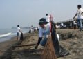 Milenial Semen Padang Bersihkan Pantai Padang