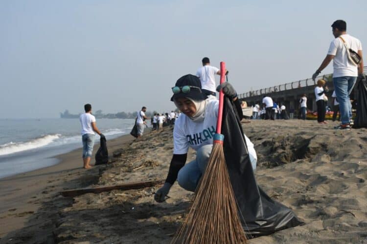 Milenial Semen Padang Bersihkan Pantai Padang