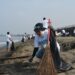 Milenial Semen Padang Bersihkan Pantai Padang