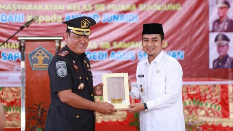 Wakil Wali Kota Solok, Ramadhani Kirana Putra menyerahkan kenang-kenangan terhadap Kalapas sebelumnya, Untung Cahyo Sidharto.(IProkomp)