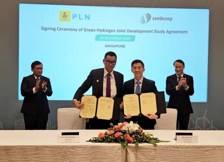 Ditandatanganinya joint development study agreement ini merupakan awal mula dimulainya kerja sama pengembangan produksi hidrogen ramah lingkungan atau green hydrogen oleh PLN dengan Sembcorp. Keterangan foto: Direktur Utama PLN, Darmawan Prasodjo (kedua dari kiri), Group President & CEO Sembcorp, Wong Kim Yin (kedua dari kanan), Chief Executive Energy Market Authority Singapore, Ngiam Shih Chun (kanan), dan Direktur Perencanaan Korporat dan Pengembangan Bisnis PLN, Hartanto Wibowo (kiri).