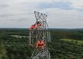 Personil PLN saat melakukan pemeliharaan pada jaringan transmisi di Sistem Interkoneksi Kalimantan untuk memastikan keandalan listrik.