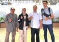 Atlet Tennis binaan FKKSPG Fikratuz Zakiah (dua dari kiri) foto bersama dengan keluarga di BIM sesaat sebelum berangkat menuju POMNAS KE-XVIII Kalimantan Selatan.
