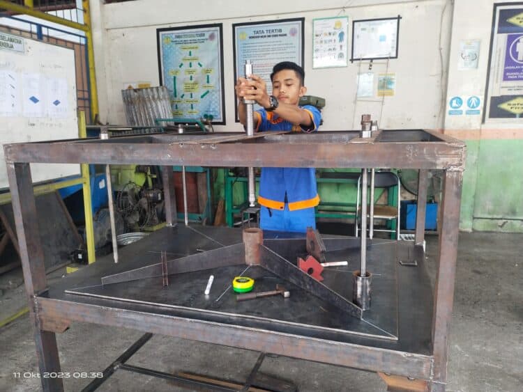 SMK Semen Padang Produksi Mesin Press Restorasi untuk Arsip