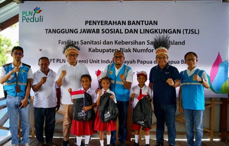 Penyerahan bantuan alat-alat sekolah kepada siswa siswi SD Inpres Bridge 2. Keterangan foto: Deputi Bidang Sumber Daya Manusia, Teknologi dan Informasi Kementerian BUMN, Tedi Bharata (kedua dari kanan), Direktur Distribusi PLN, Adi Priyanto (kanan), Asisten Deputi Bidang Tanggung Jawab Sosial dan Lingkungan Kementerian BUMN, Edi Eko Cahyono (ketiga dari kiri)