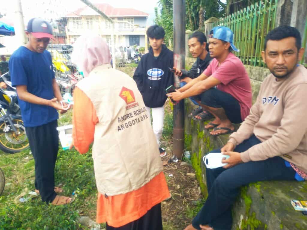 Andre Rosiade Bagikan 10.000 Masker untuk Warga Sekitar Gunung Marapi