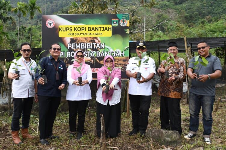 Teks foto: 3. Dari Kiri ke Kanan : Kepala Unit CSR PT Semen Padang Dedi Muhammad Sidiq, Kepala Departemen Komunikasi & Hukum Perusahaan PT Semen Padang, Iskandar Z Lubis, Kepala Dinas Pertanian Kota Padang Yoice Yuliani, Kepala Dinas Perkebunan Tanaman Pangan dan Holtikultura Provinsi Sumbar Febrina Tri Susila Putri, Camat Pauh Ronny, pengurus KAN Limau Manis Syarifuddin Dt Bungsu, dan Lurah Limau Manis Selatan, foto bersama pada acara penanaman 1.6000 bibit Kopi Robusta Bantjah, Rabu (13/12/2023). Penanaman bibit kopi itu dilakukan usai acara penyerahan 1.6000 bibit Kopi Robusta Bantjah kepada Kelompok Tani Kopi HKm Sikayan Balumuik.