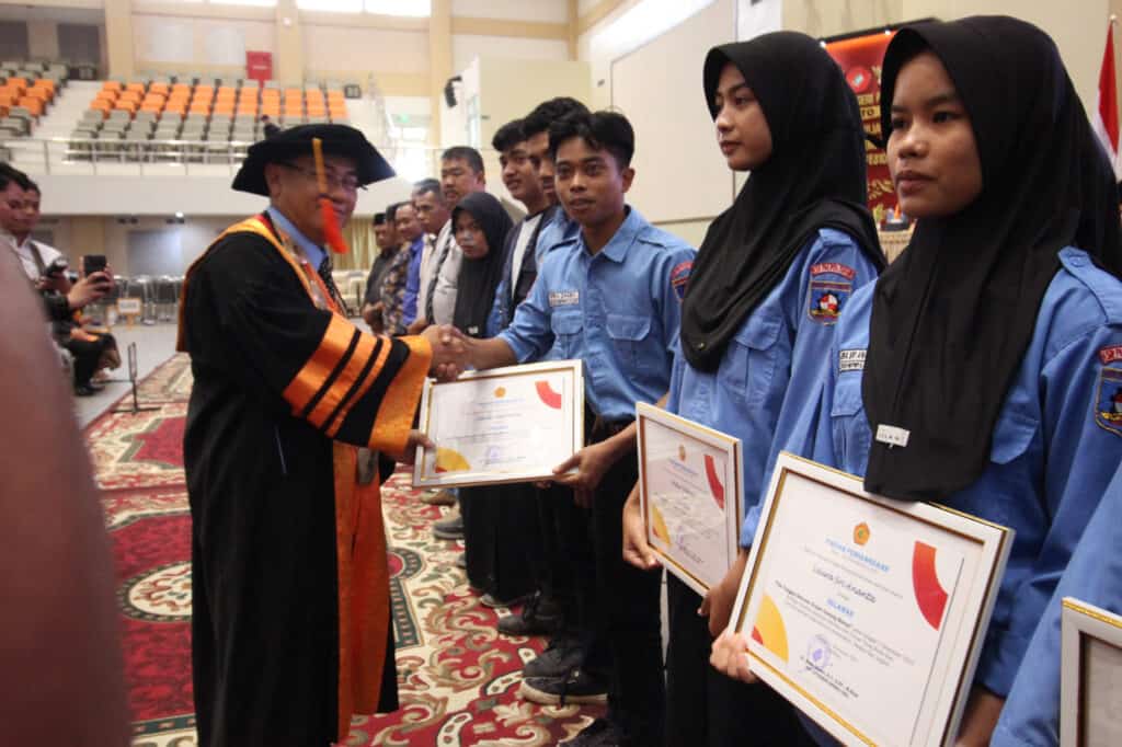 Suasana Haru di Wisuda ke-65 PNP, 38 Relawan yang Terlibat Evakuasi Korban Erupsi Gunung Marapi dapat Penghargaan