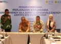 Penandatanganan PKS terkait Green Energy as a Service: Renewable Energy Certificate Partnership yang dilakukan oleh Executive Vice President (EVP) Penjualan dan Pelayanan Pelanggan Enterprise PLN, Nayusrizal (kedua dari kanan) dengan Direktur Utama PLN Batam, M. Irwansyah Putra (kedua dari kiri) didampingi Direktur Bisnis dan Pengembangan Usaha PLN Batam, Khairullah (kiri) dan disaksikan oleh Direktur Retail dan Niaga PLN, Edi Srimulyanti (kanan).