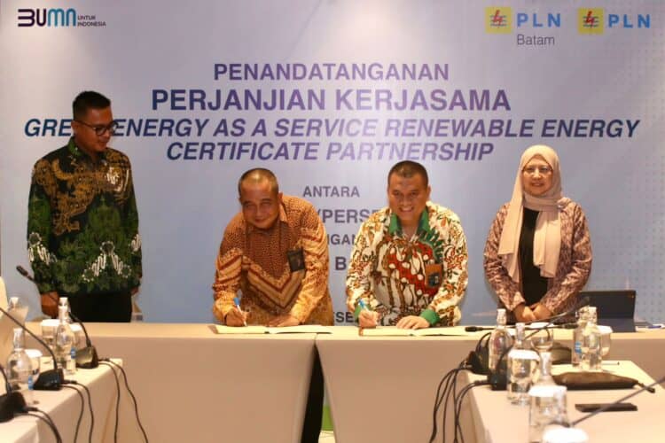 Penandatanganan PKS terkait Green Energy as a Service: Renewable Energy Certificate Partnership yang dilakukan oleh Executive Vice President (EVP) Penjualan dan Pelayanan Pelanggan Enterprise PLN, Nayusrizal (kedua dari kanan) dengan Direktur Utama PLN Batam, M. Irwansyah Putra (kedua dari kiri) didampingi Direktur Bisnis dan Pengembangan Usaha PLN Batam, Khairullah (kiri) dan disaksikan oleh Direktur Retail dan Niaga PLN, Edi Srimulyanti (kanan).